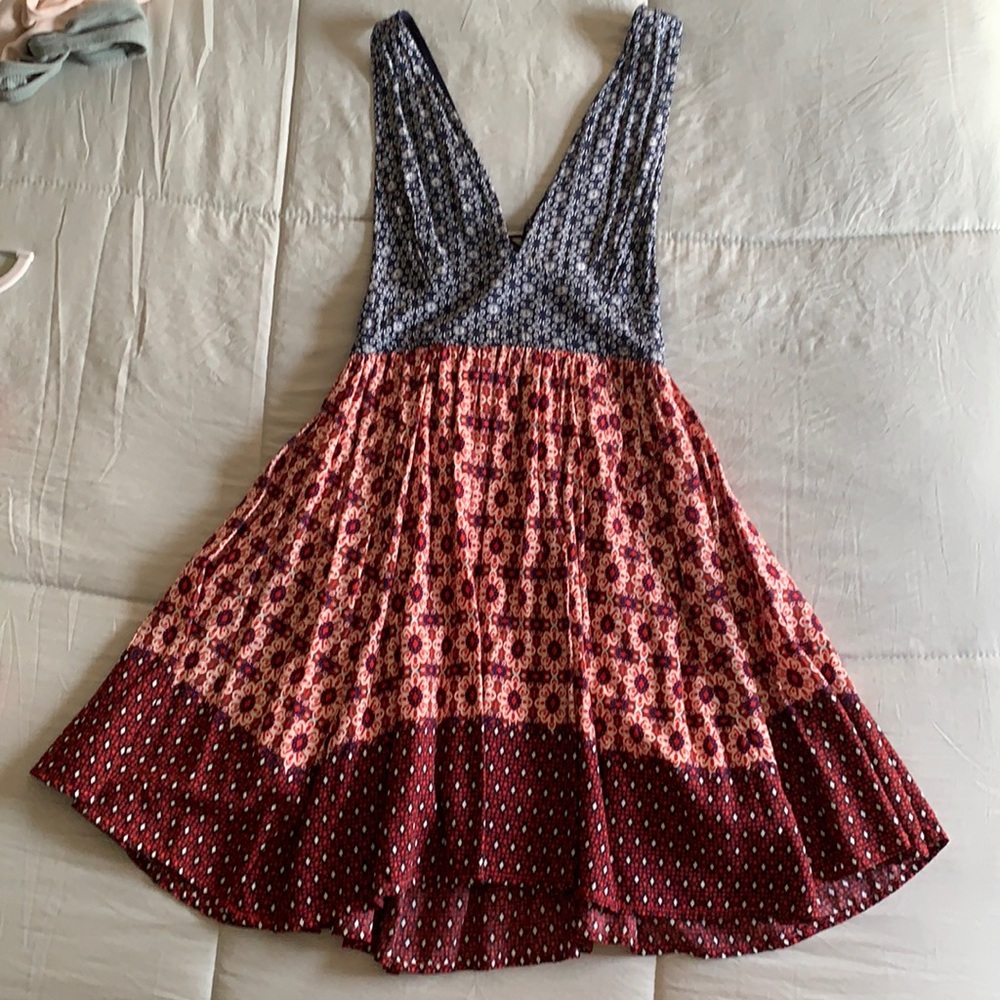 LULUS- RED AND BLUE DEEP NECKLINE FLOWY DRESS